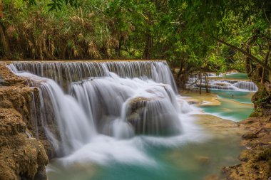 Mavi mineral su ile Kuang Si şelale