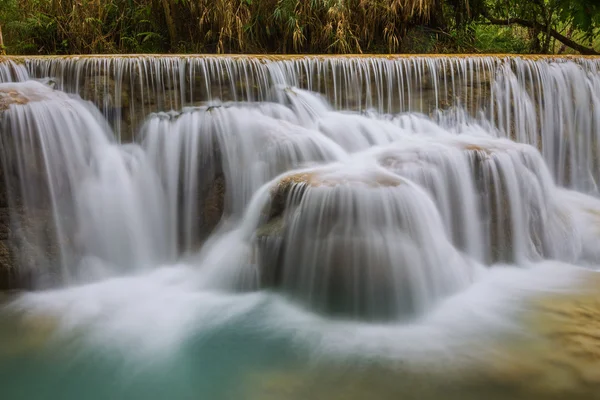 Kuang Si cachoeira com água mineral azul — Fotografia de Stock