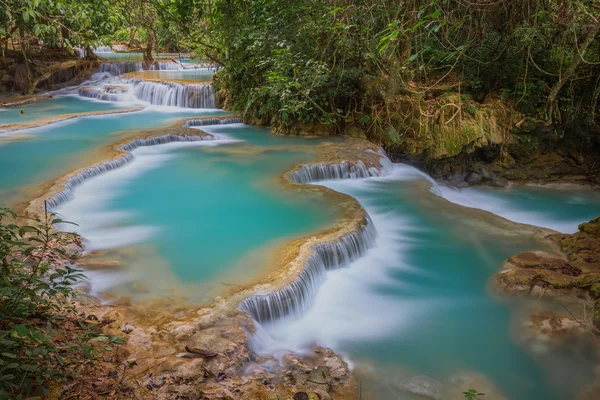 Kuang Si cachoeira com água mineral azul — Fotografia de Stock