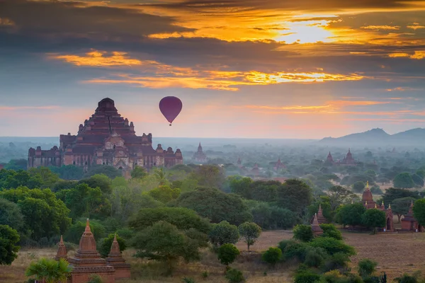 Udsigt fra Shwe Sandaw Pagoda under solopgang - Stock-foto