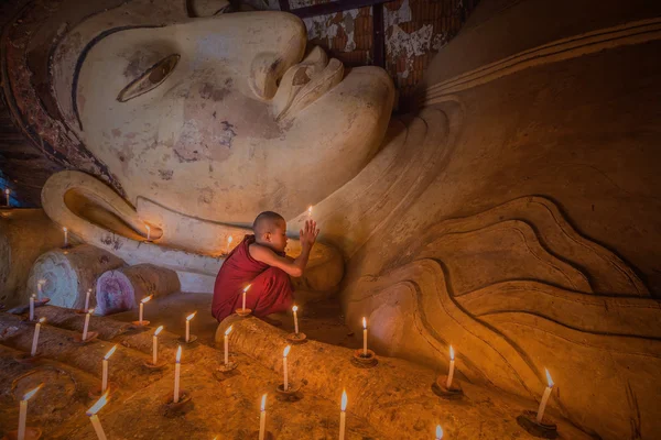 Buddismo monaco pregando a lume di candela al tempio di Shwesandaw — Foto Stock