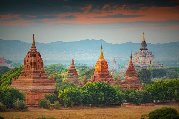 Muchos templos en el área de Bagan, Myanmar . — Foto de Stock