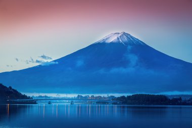 Kawakuchiko gölde Fuji Dağı 