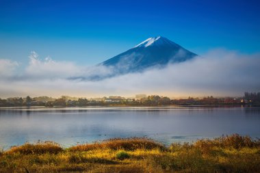 Sabah sis sonbahar s ile dağ Fuji ve Kawaguchiko Gölü
