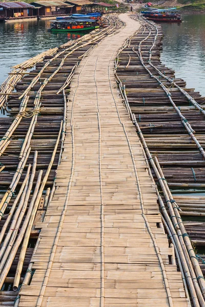 Puente de bambú sobre el río en Sangkhlaburi —  Fotos de Stock