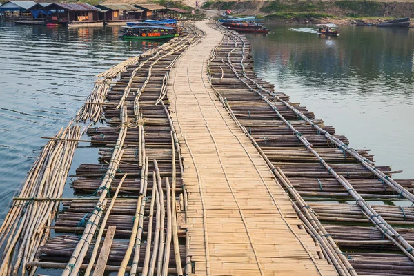 Ponte di bambù attraverso il fiume — Foto Stock