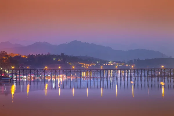 El puente de madera es el segundo más largo del mundo. por la mañana —  Fotos de Stock