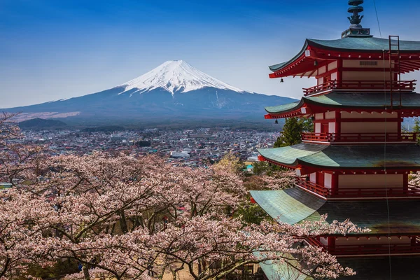 与富士山为背景的红色宝塔 — 图库照片