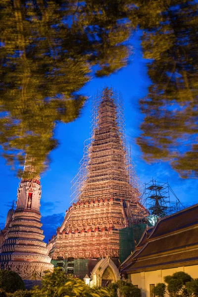 Wat arun eller tempel av gryningen i bangkok, thailand samtidigt renovera en — Stockfoto