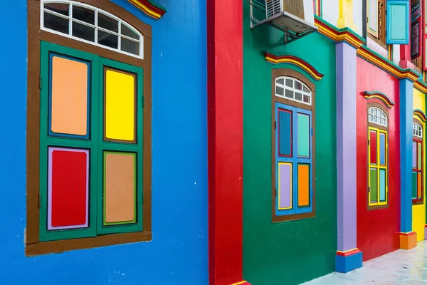 Färgglada fasaden på byggnaden i little india, singaporeリトルインディア, シンガポールで建物のカラフルな外観 — Stockfoto