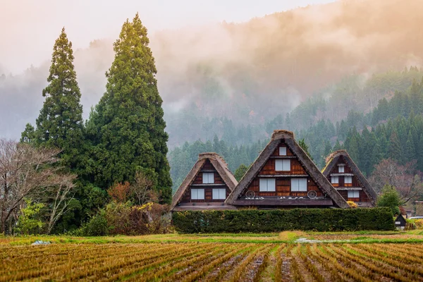 Traditionell och historiska japanska by Shirakawago i hösten — Stockfoto