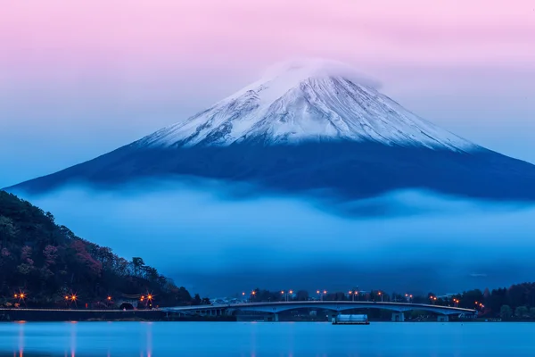 Mount Fuji alkonyatkor közelében Lake Kawaguchi Jamanasi prefektúra, — Stock Fotó