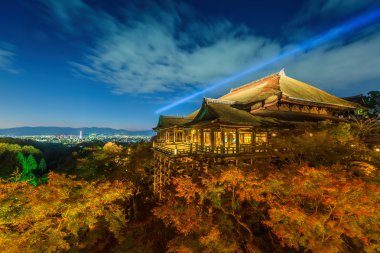 Lazer şovu kiyomizu dera Tapınağı, Kyoto, Japonya yanar