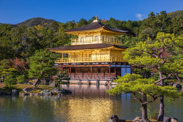 Golden περίπτερο kinkakuji ναό στο Κιότο της Ιαπωνίας — Φωτογραφία Αρχείου