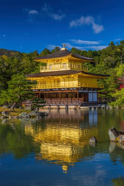 Zlatý pavilon kinkakuji chrámu v Kjótu, Japonsko — Stock fotografie