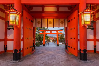 Kyoto Fushimi Inari-taisha tapınak kapısında