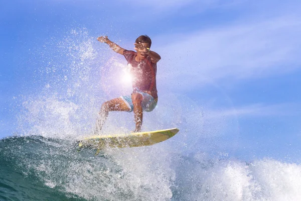 Surfer auf erstaunlicher blauer Welle — Stockfoto