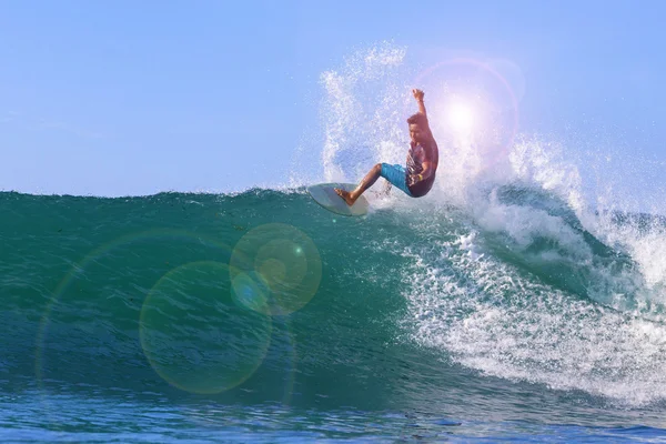 Surfer auf erstaunlicher blauer Welle — Stockfoto