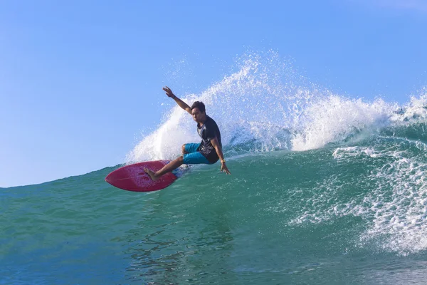 Surfer auf erstaunlicher blauer Welle — Stockfoto