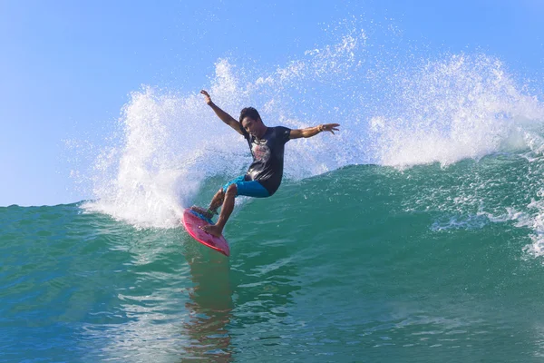 Surfer op verbazingwekkende blauwe Golf — Stockfoto