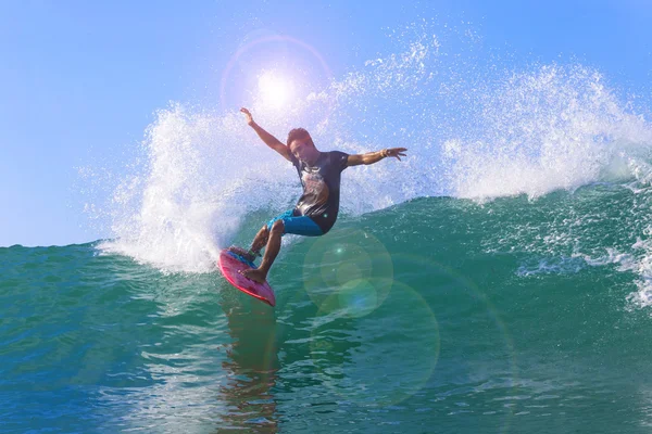 Surfer op verbazingwekkende blauwe Golf — Stockfoto