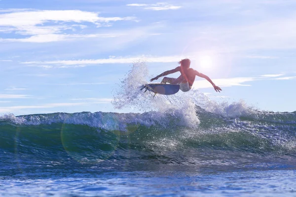 Surfeando una ola, Bali, Indonesia . — Foto de Stock