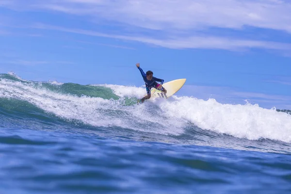 Surfer op verbazingwekkende blauwe Golf — Stockfoto