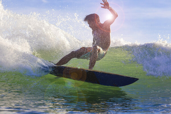 Серфер на удивительной голубой волне

