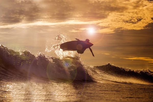 Surfer op zonsondergang Tme — Stockfoto