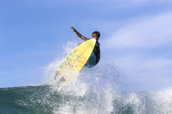 Surfista na incrível onda azul — Fotografia de Stock