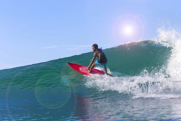 Surfař na úžasné modré vlny — Stock fotografie