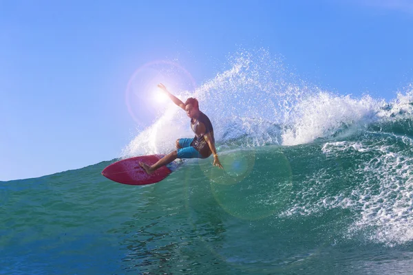 Surfer auf erstaunlicher blauer Welle — Stockfoto