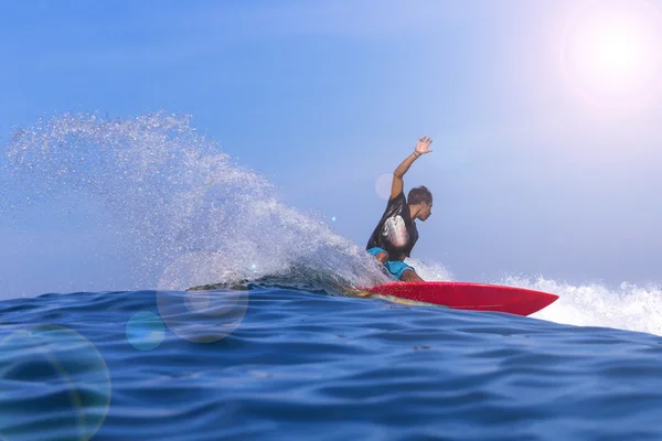 Surfista na incrível onda azul — Fotografia de Stock