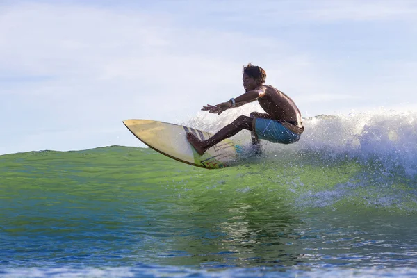 Szörfözés a hullám, Bali, Indonézia. — Stock Fotó