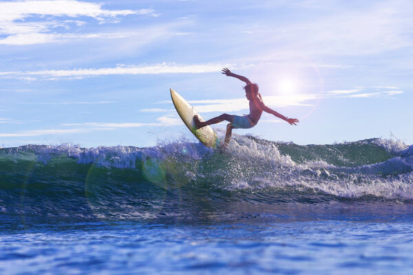 Серфинг на волне, Бали, Индонезия
.