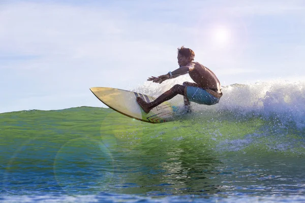 Surf un'onda, Bali, Indonesia . — Foto Stock