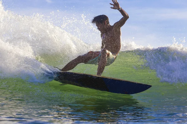 Surfer op verbazingwekkende blauwe Golf — Stockfoto