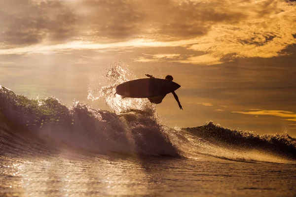 Surfer  at Sunset Tme — Stock Photo, Image