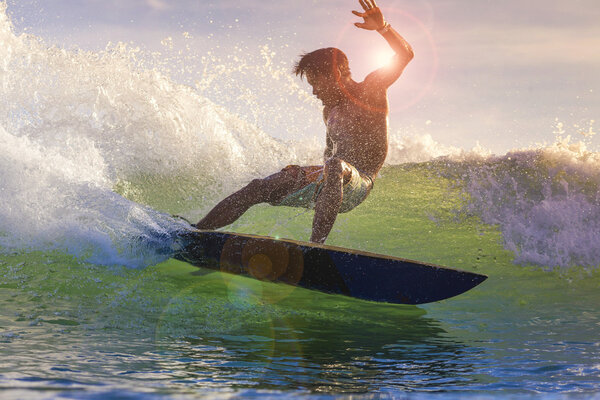 Серфер на удивительной голубой волне
