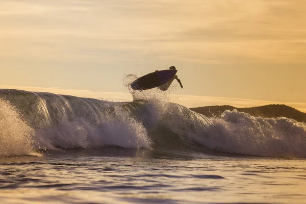 Surfer  at Sunset Tme — Fotografie, imagine de stoc