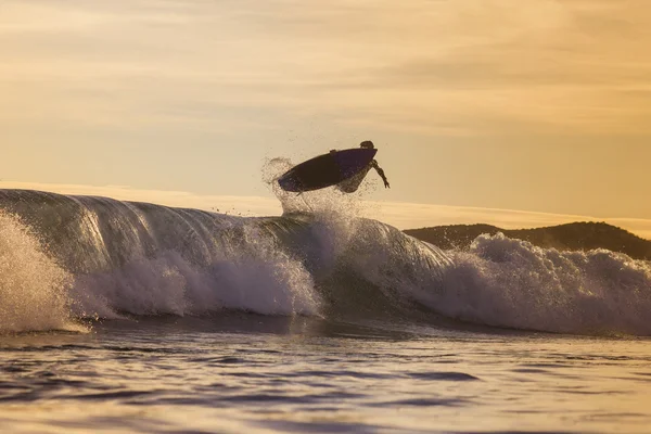 Surfer  at Sunset Tme — Stock Photo, Image