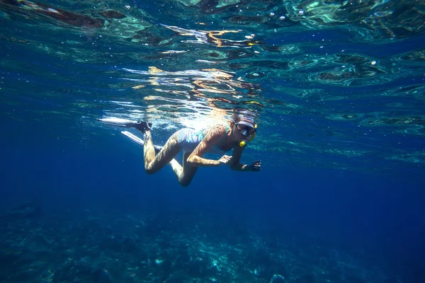 Vackra kvinnor snorkling — Stockfoto