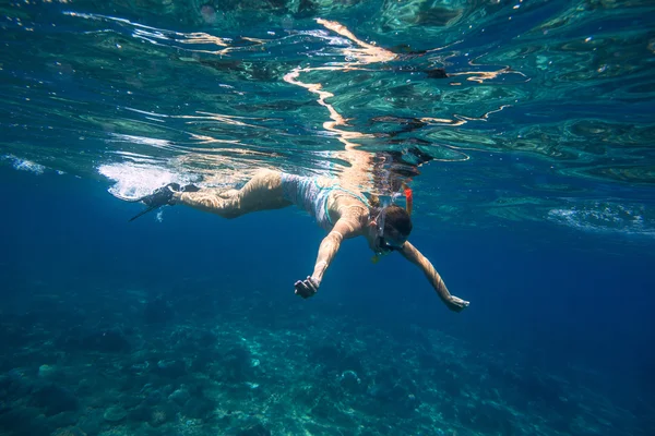 Junge Frauen schnorcheln im tropischen Wasser — Stockfoto