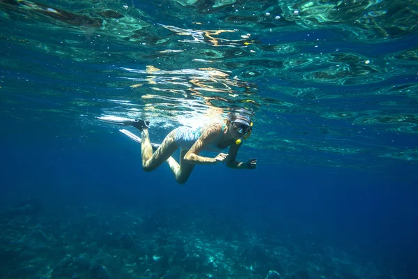 Mulheres bonitas snorkeling — Fotografia de Stock