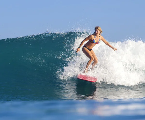 Surfista chica en Amazing Blue Wave — Foto de Stock