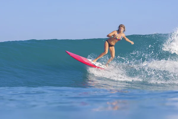 Surfer κορίτσι σε καταπληκτική μπλε κύμα — Φωτογραφία Αρχείου