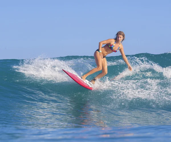 Surfista menina na incrível onda azul — Fotografia de Stock