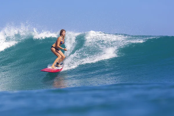 Surfer κορίτσι σε καταπληκτική μπλε κύμα — Φωτογραφία Αρχείου