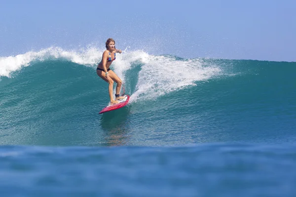 Surfer κορίτσι σε καταπληκτική μπλε κύμα — Φωτογραφία Αρχείου
