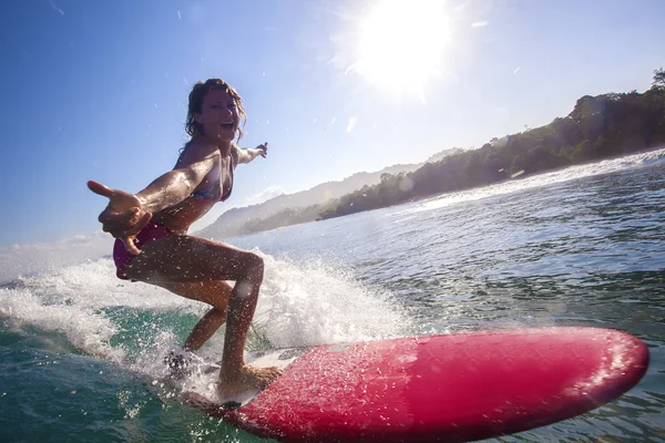 Surfer girl på fantastiska Blue Wave — Stockfoto